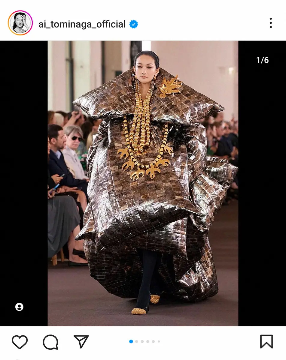 【画像・写真】冨永愛　12年ぶりクチュールコレクション参加を報告　重厚ドレスでウォーキングに「素敵です」の声