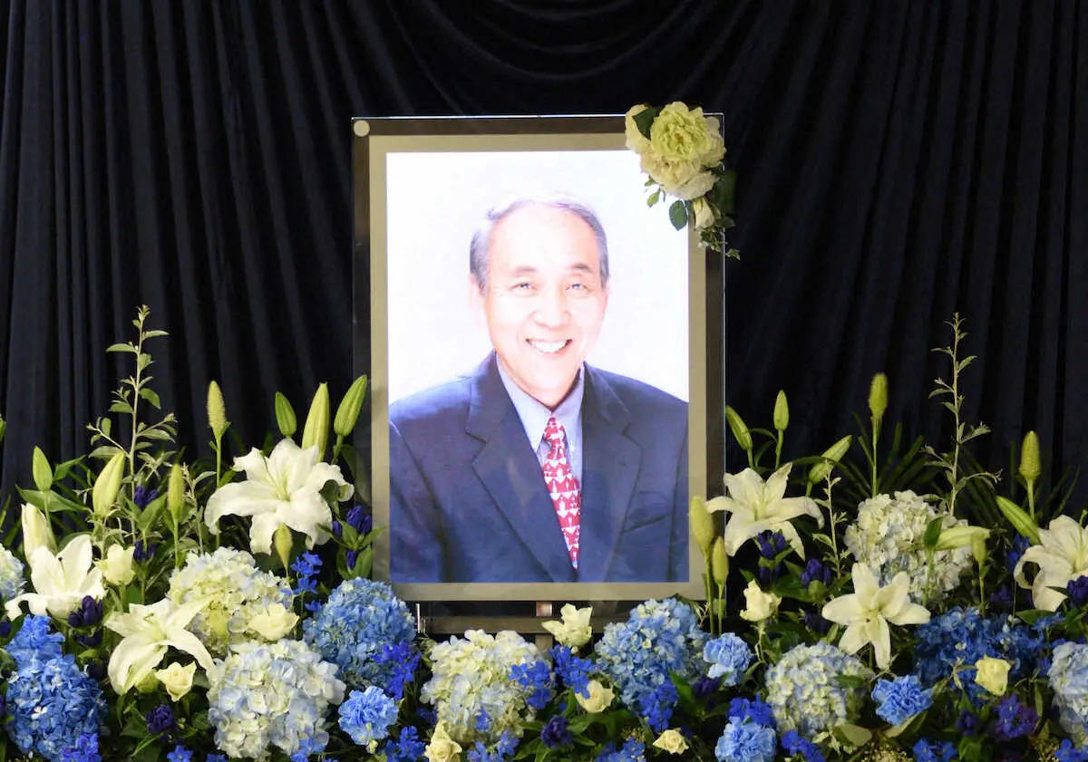 【画像・写真】元テレ朝アナの山崎正さん　夏らしい爽やかな祭壇設けられ…しめやかに通夜