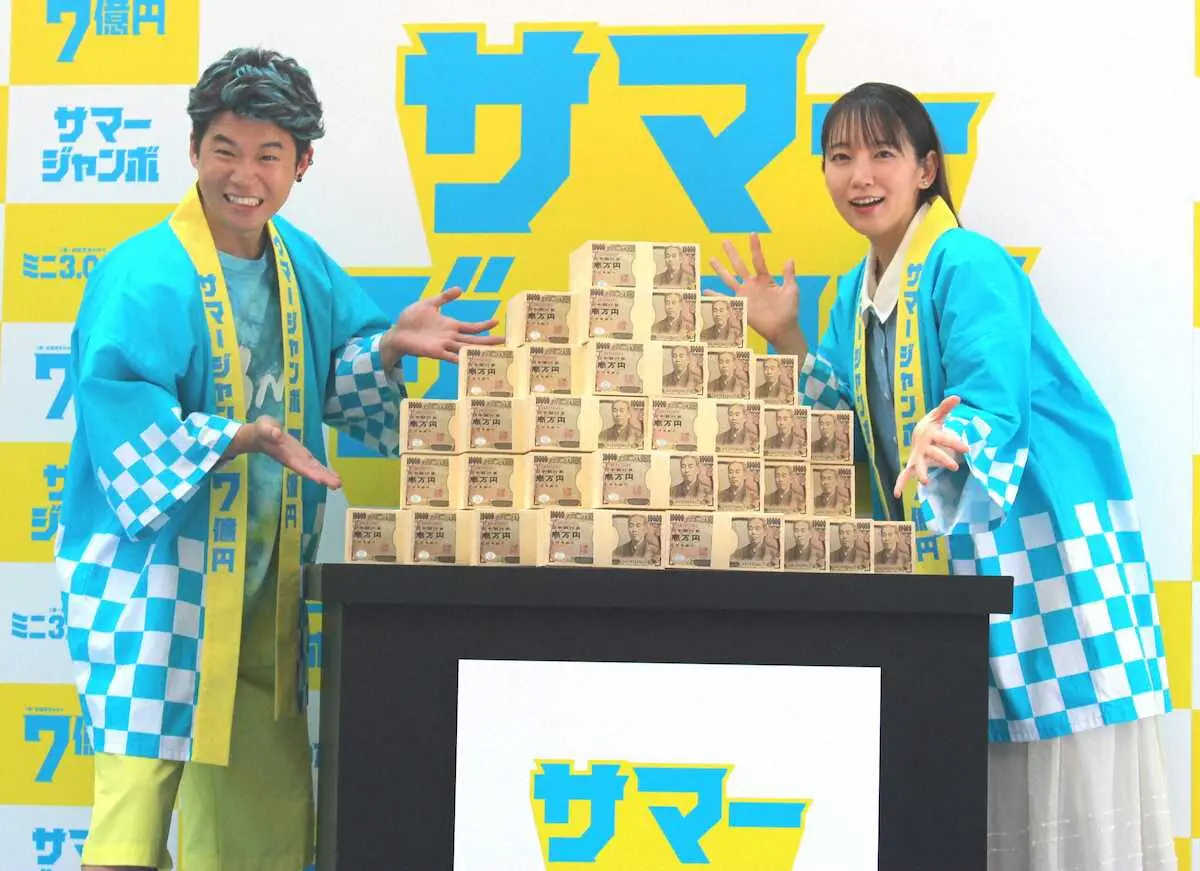 法被姿でサマージャンボ発売記念イベントに登場した（左から）矢本悠馬と吉岡里帆