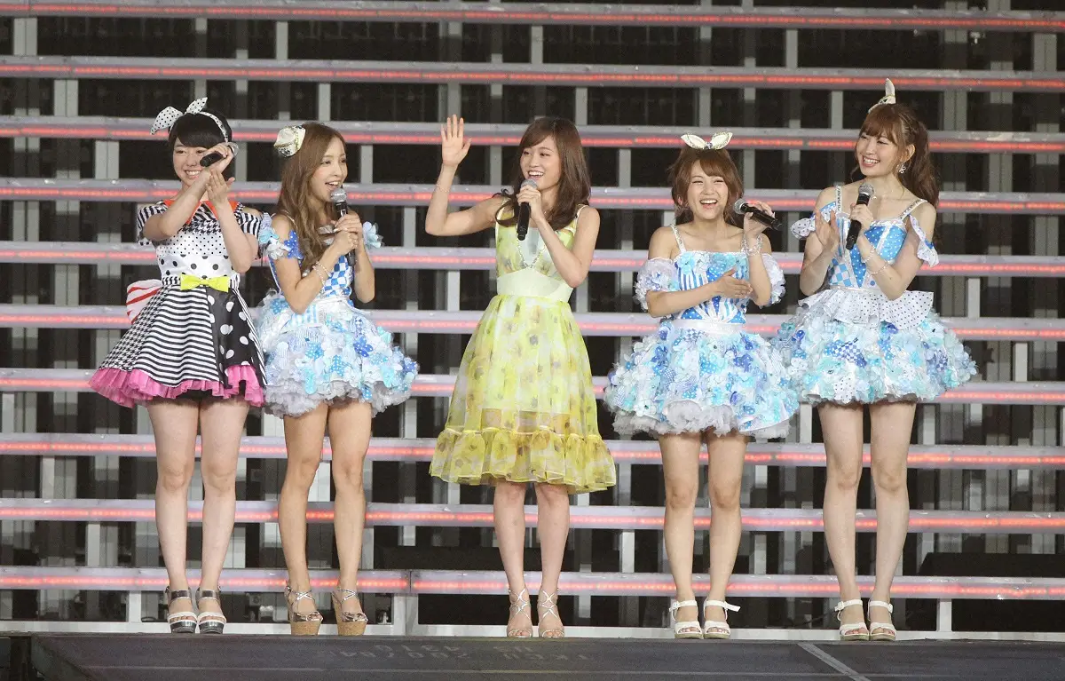 2013年、コンサートで歌うAKBの1期生（左から）峯岸、板野、前田、高橋、小嶋