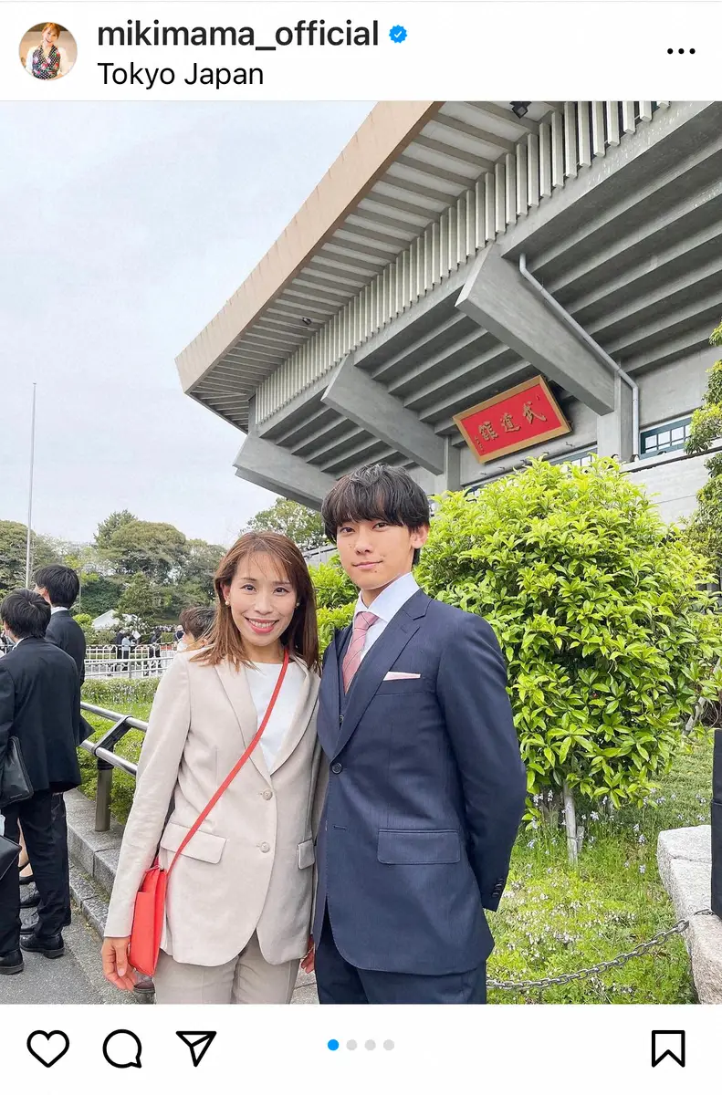 【画像・写真】小山慶一郎「姉と弟、食事中」姉・みきママとの2ショット披露に「似てる！美しい」の声