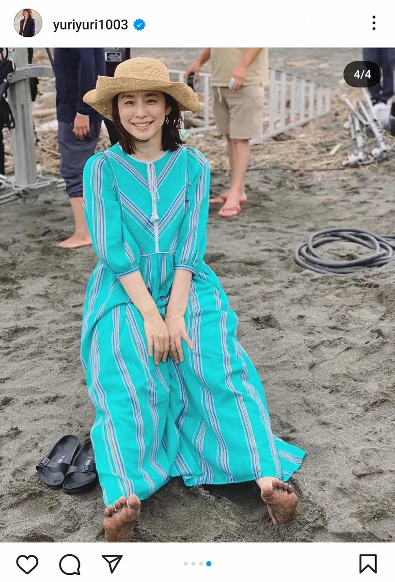 【画像・写真】石田ゆり子　ブルーのサマードレスで波とたわむれる姿披露に「素敵です」「かわいい」の声
