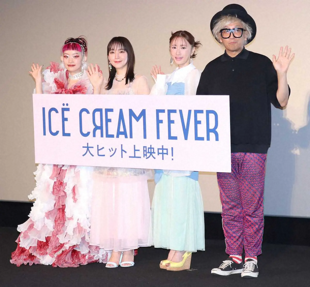 映画「アイスクリームフィーバー」の初日舞台あいさつに登壇した（左から）詩羽、吉岡里帆、松本まりか、千原徹也監