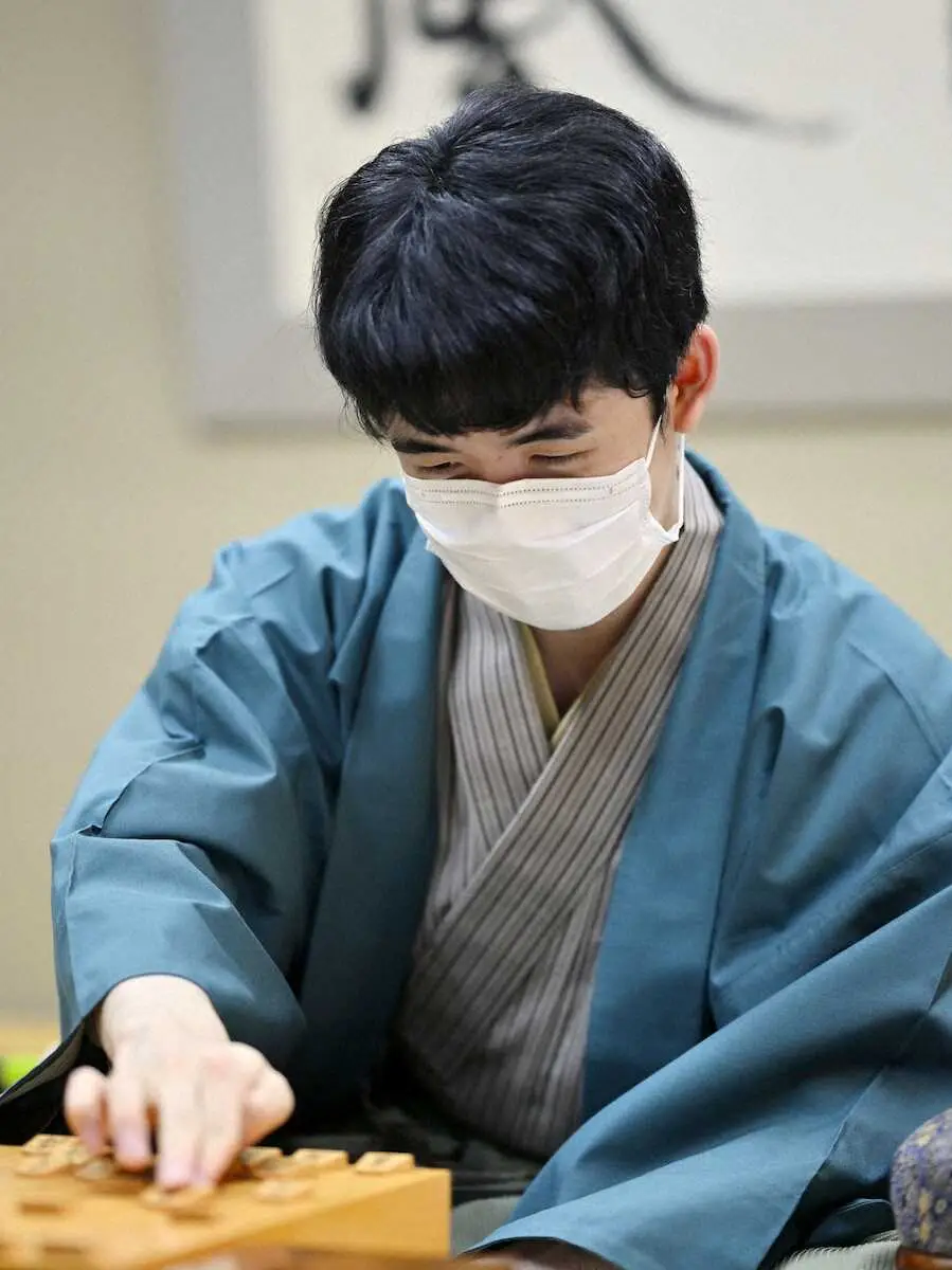 【画像・写真】藤井棋聖が4連覇　タイトル戦16連勝で8冠また前進　大胆不敵“飛車放置”で流れ引き寄せた