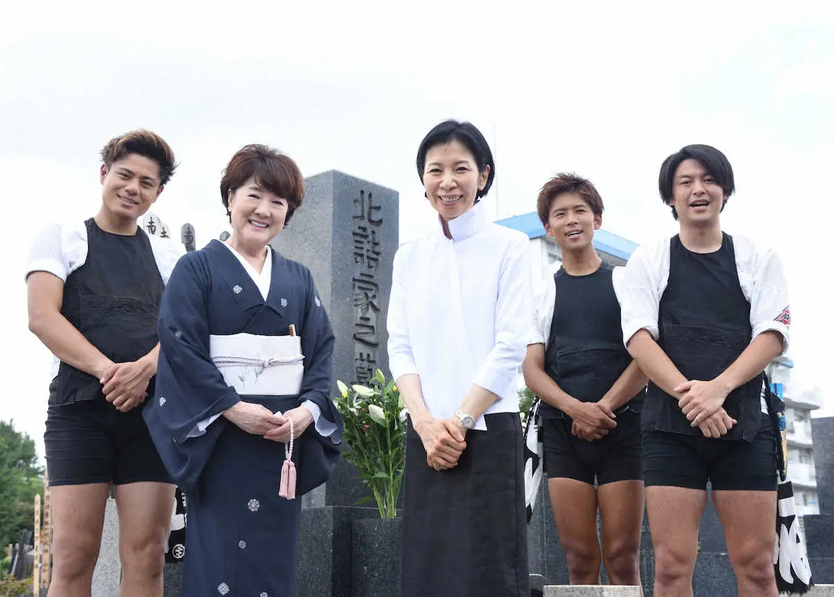 【画像・写真】東京力車　故三波春夫さんの墓前参りで新曲発売報告「大切な曲を未来に届けたい」