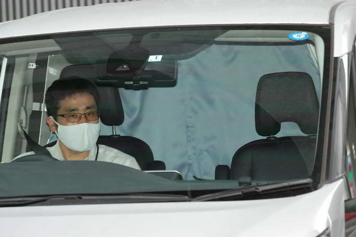 【画像・写真】原宿署を出発する市川猿之助容疑者を乗せたと見られる車両（撮影・木村　揚輔）