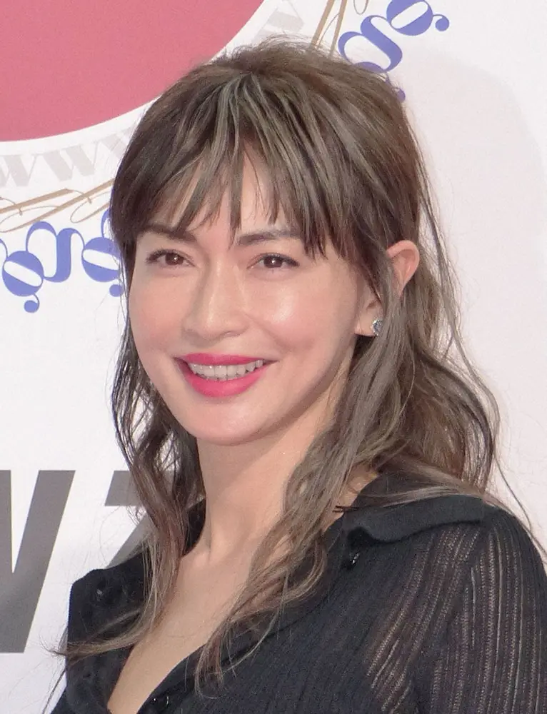 【画像・写真】“奇跡の45歳”長谷川京子　セクシードレスで「なってみると悪くない」　6歳下男性との交際報じられる