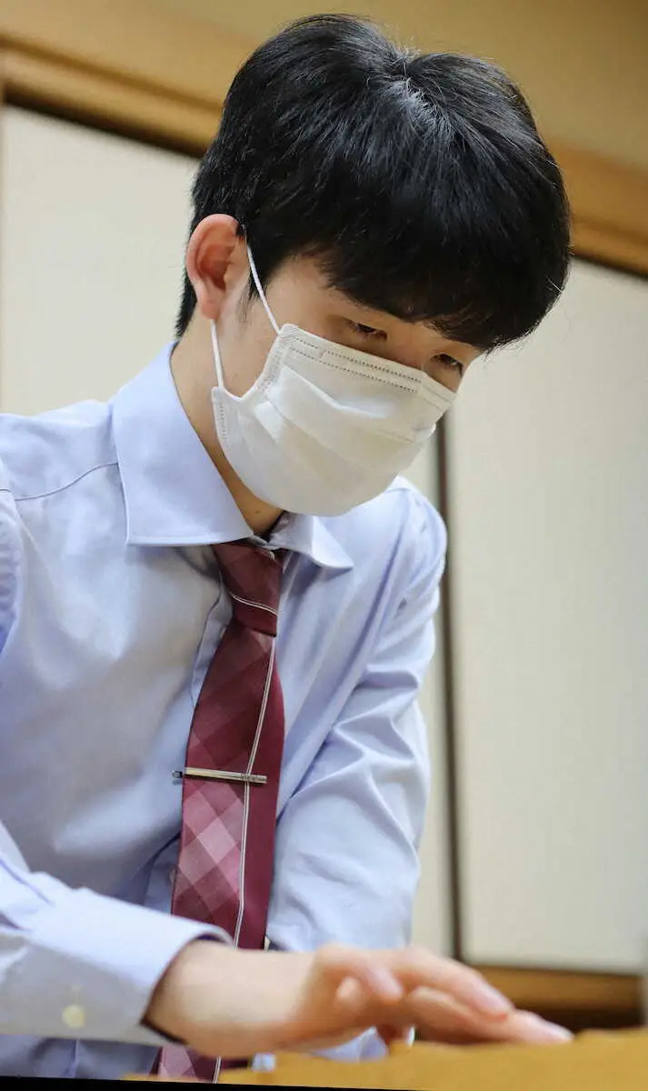 【画像・写真】王位戦第3局始まる　藤井聡太王位が21歳初対局