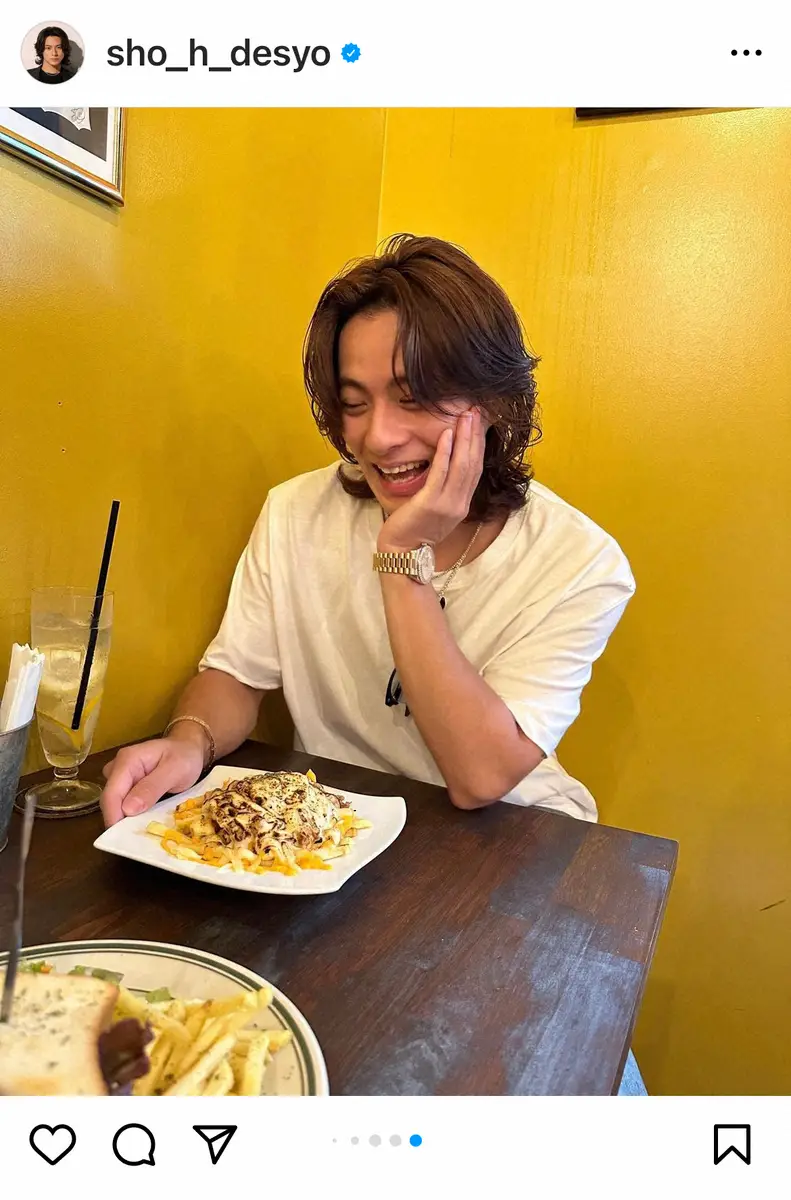 【画像・写真】平野紫耀　カフェでの自然体なショットにファン「デートしてるみたい」「彼氏感漂うカッコ良さ」と反響