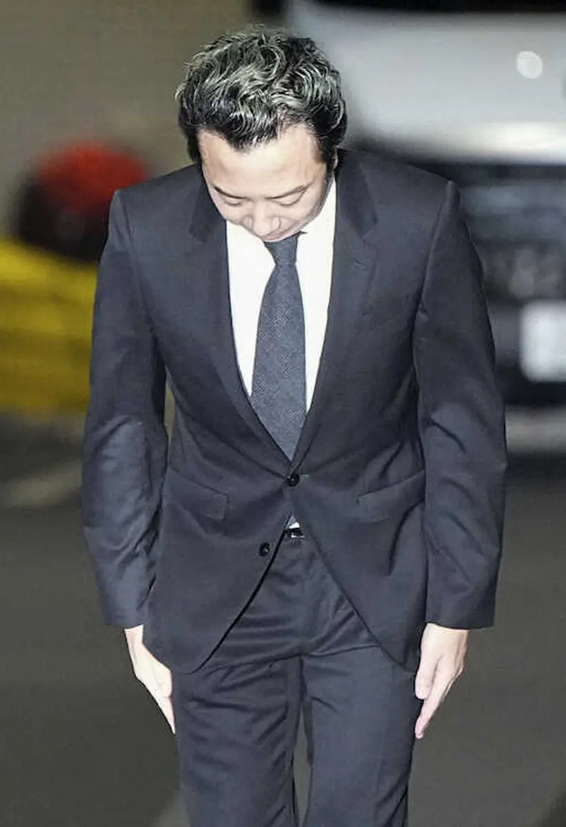 【画像・写真】保釈され、正面に向かい一礼する市川猿之助被告