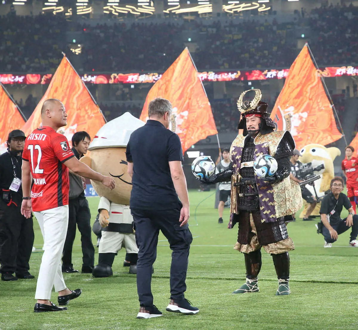 【画像・写真】松平健　マツケンサンバ2＆徳川家康で国立のJリーグ開催激励　「いざ、出陣」