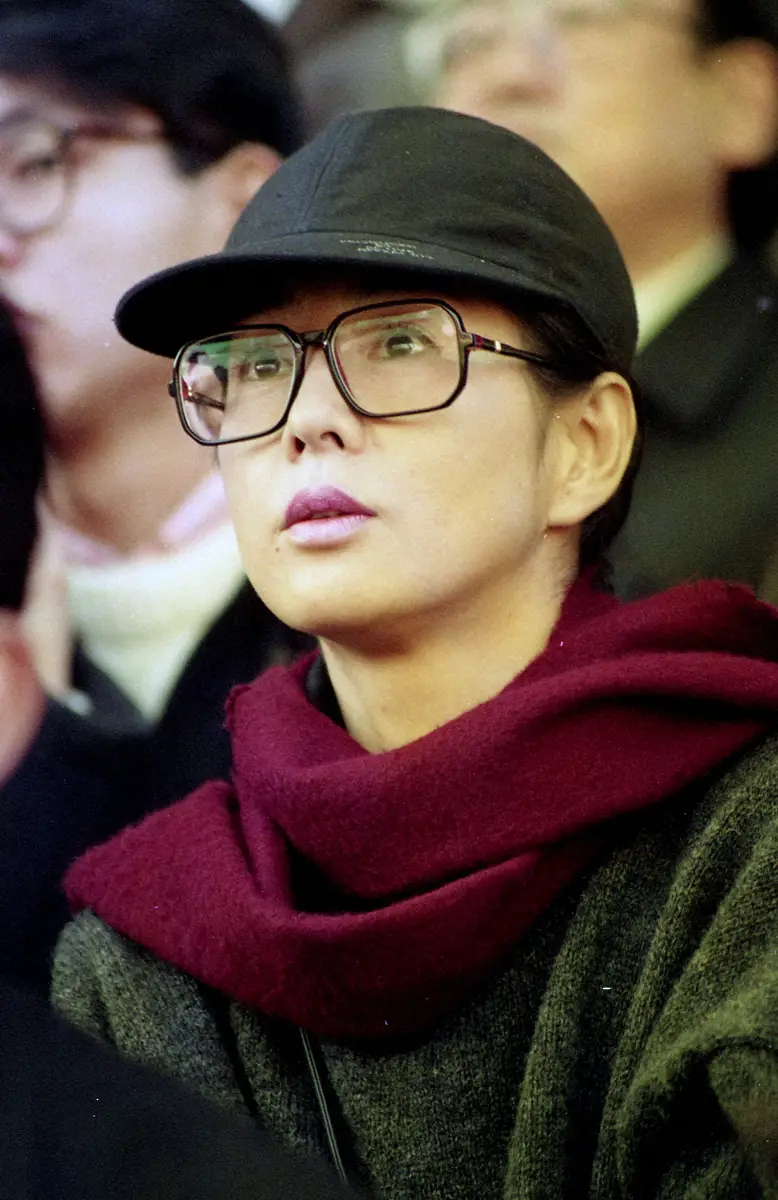 【画像・写真】大学ラグビーを観戦し、スタンドで声援を送る吉永小百合