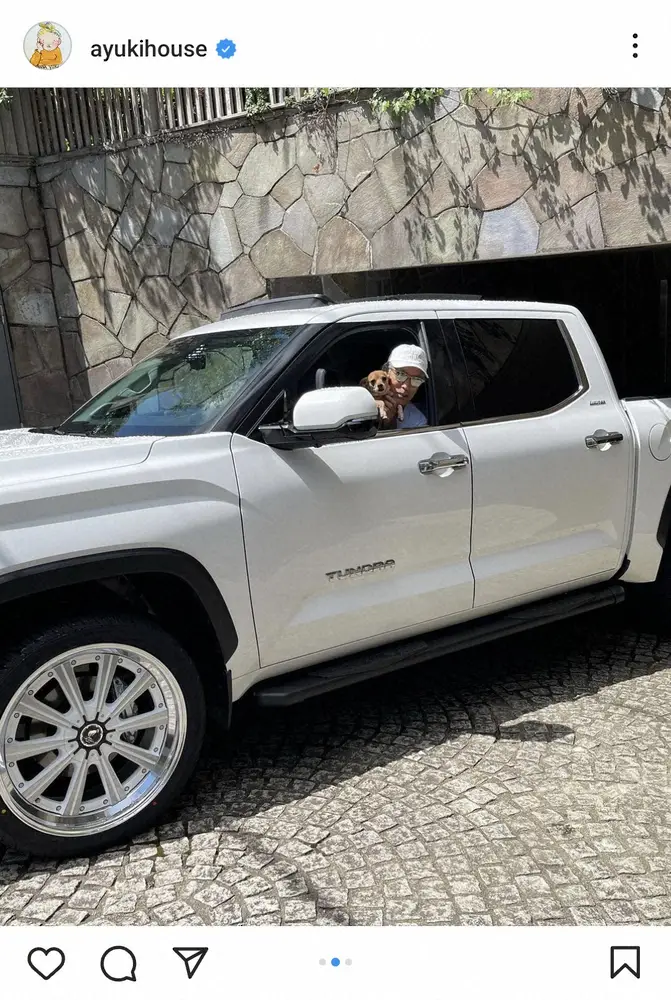 【画像・写真】結城アンナ　夫・岩城滉一と愛犬が愛車の超大型車に乗る姿披露に「めっちゃかっこいい」の声