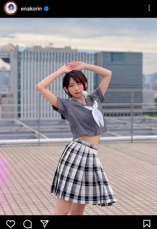 【画像・写真】えなこ　ウエスト“チラ見せ”ミニスカ制服姿披露に「ダントツかわいい」「最高に素敵」「堪らん」