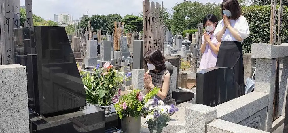 2020年、坂本九さんの墓前に手を合わせた柏木由紀子（左）と長女の大島花子（右）、次女の舞坂ゆき子（中央）