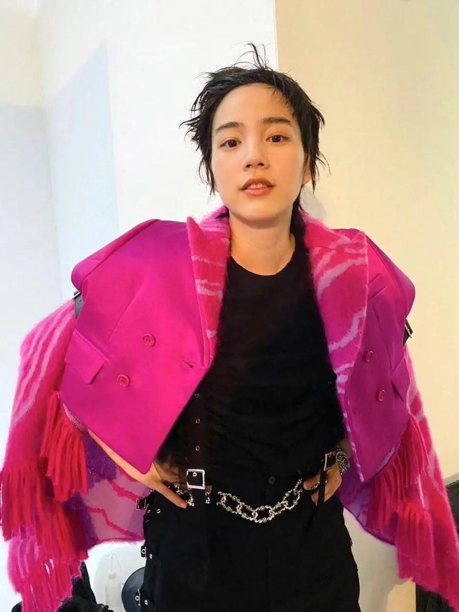 【画像・写真】のん　ショートヘアのクールな衣装姿公開に「すごく新鮮」「異次元のイケメン」「おでこがかわいい」の声