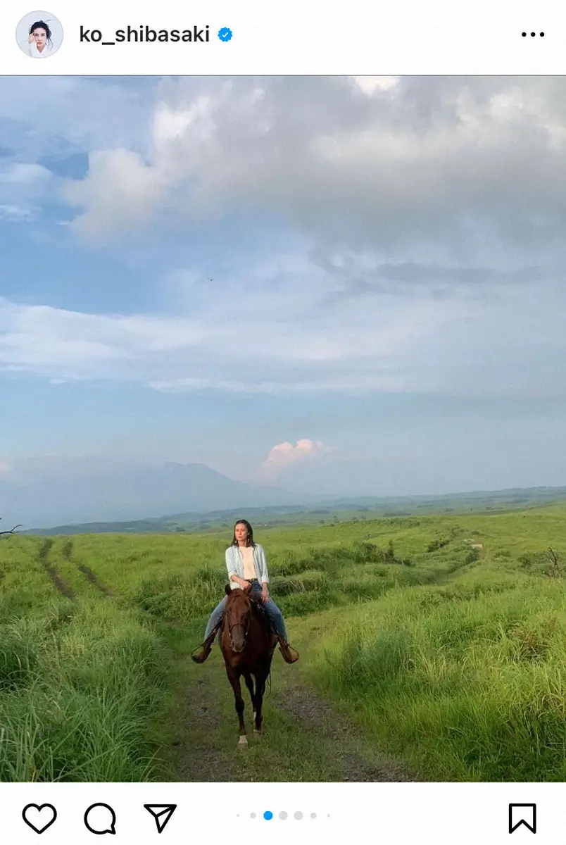 【画像・写真】柴咲コウ　大自然の中で優雅な乗馬ショットにフォロワー「とても格好良い」「美しい」の声