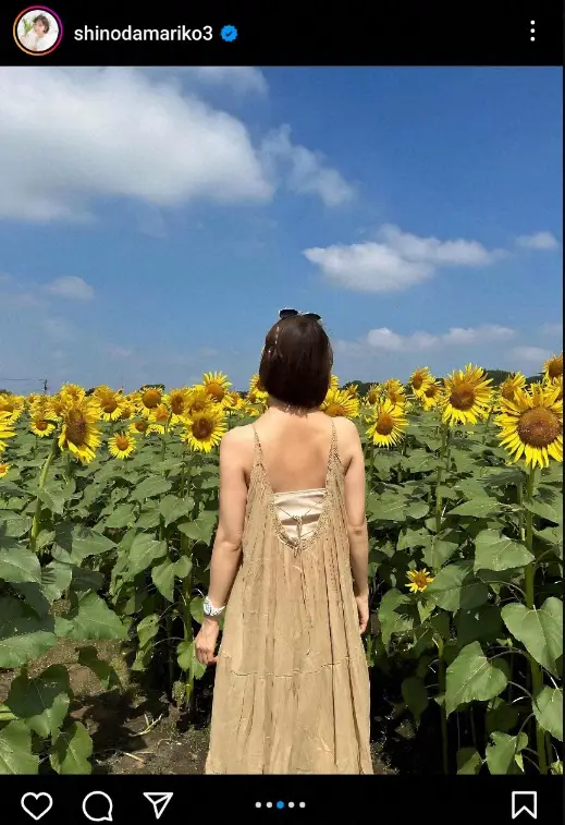 【画像・写真】篠田麻里子　“背中パックリ”大胆ワンピのひまわり畑ショット公開に「美背中美女」「素敵です」