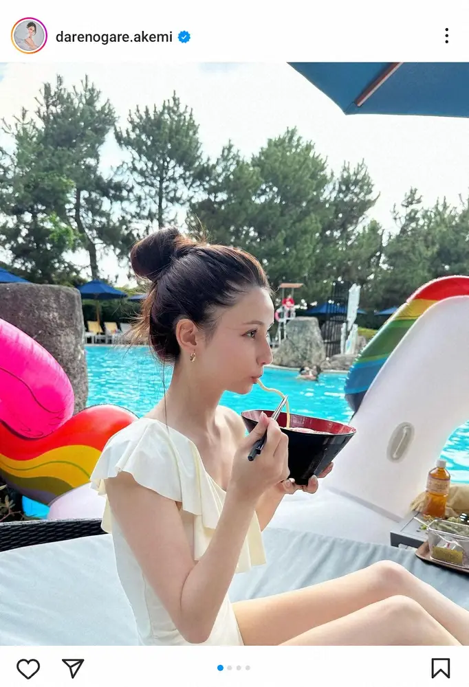 【画像・写真】ダレノガレ明美　プールサイドでうどん食べる姿披露「ダメじゃん。何しても、可愛いじゃん」の声