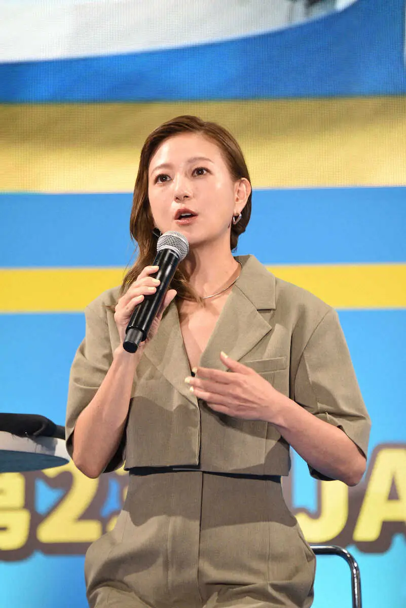 【画像・写真】伊藤千晃　背中＆美脚チラ見せファッションで登場　今年の目標は「カブトムシのふ化を成功させる」