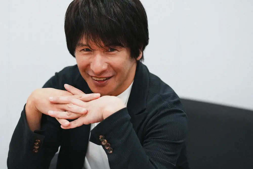 【画像・写真】笑顔でカメラを見つめる野島伸司氏