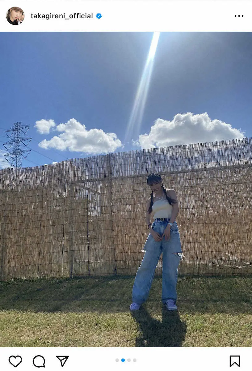 【画像・写真】高城れに公式インスタグラム（＠takagireni_official）から。青空の下でお腹チラ見せの夏コーデをした高城れに