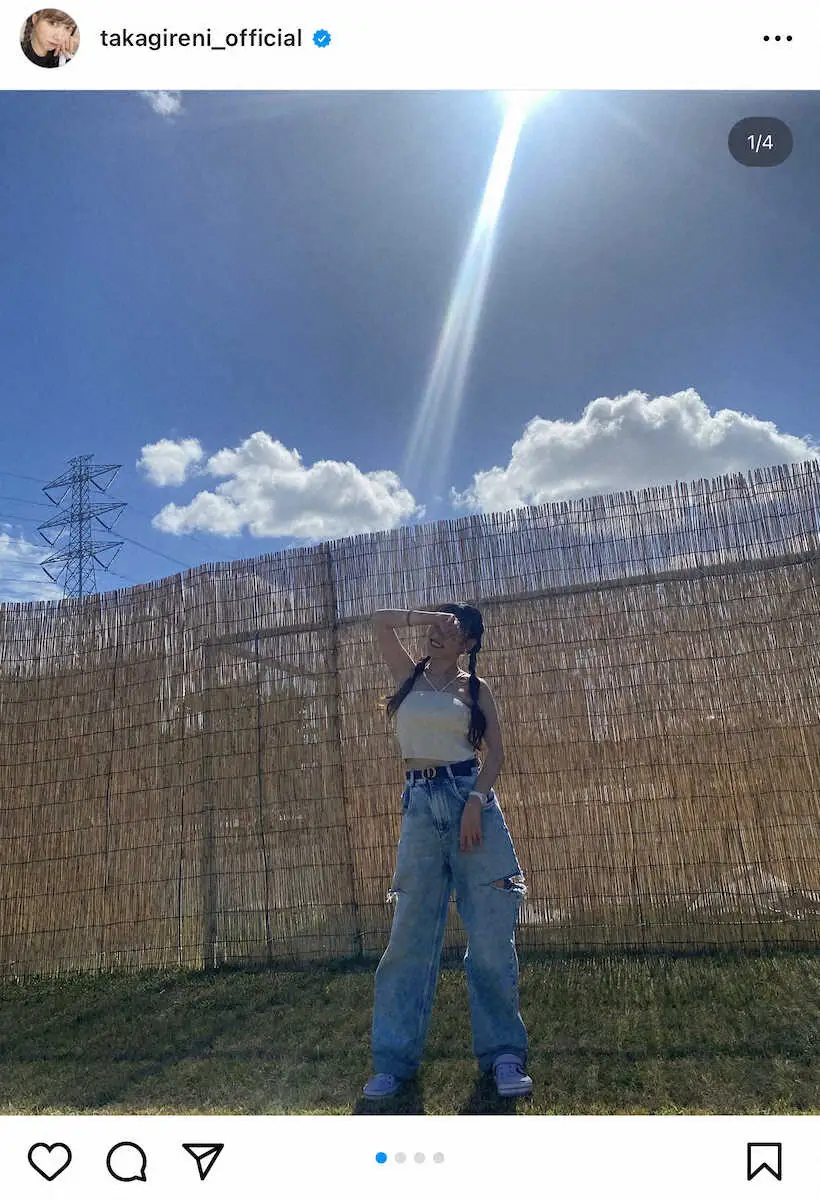 【画像・写真】高城れに公式インスタグラム（＠takagireni_official）から。青空の下でお腹チラ見せの夏コーデをした高城れに