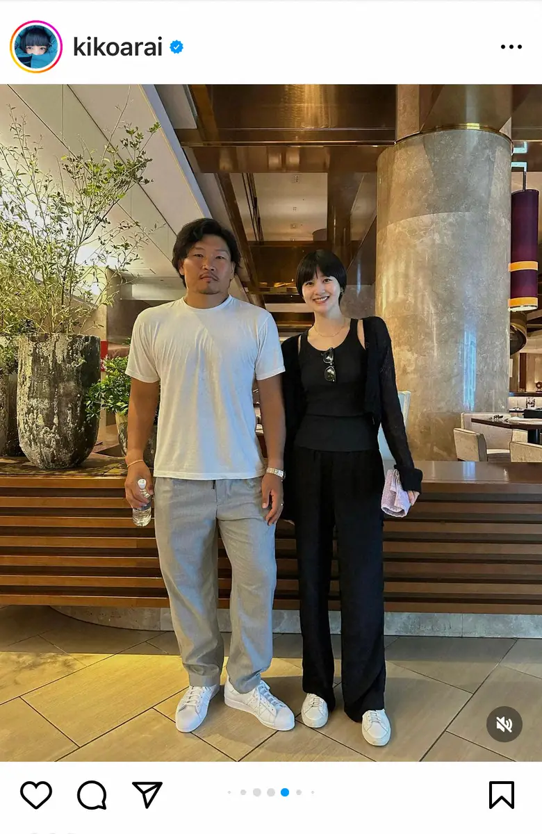 【画像・写真】新井貴子　W杯へ向け出発した夫・稲垣啓太とのドレスアップ姿披露　バナナで「行ってきます」動画も