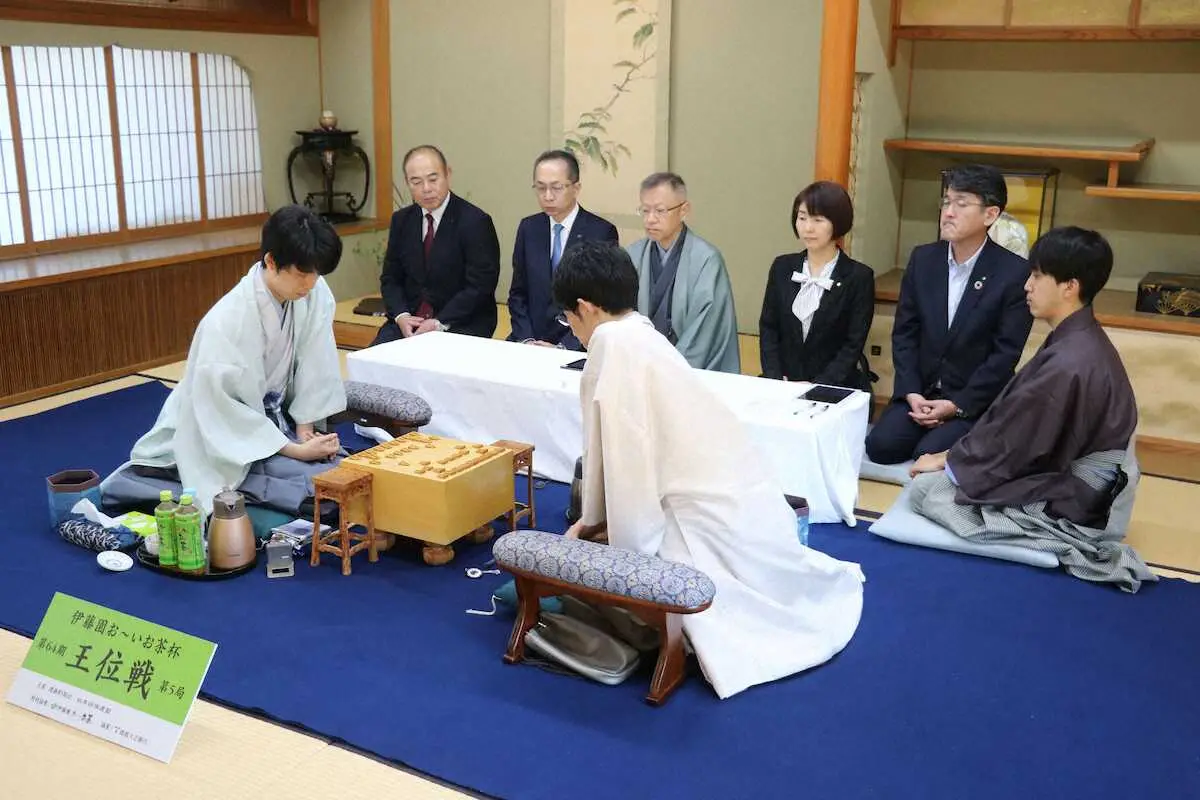 【画像・写真】藤井王位　横歩取りから高飛車でかつ向かい飛車　第5局1日目昼休に　居飛車党の藤井には珍しい布陣