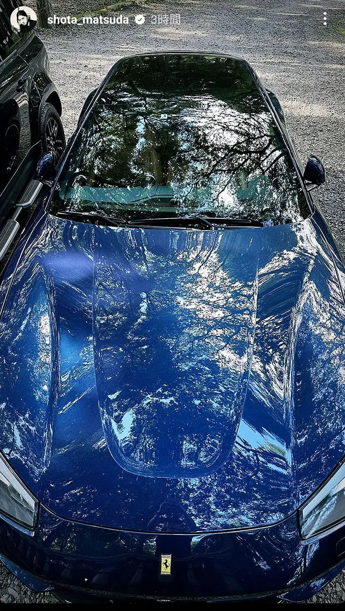 【画像・写真】松田翔太「やっと夏休み」　愛車フェラーリのボンネットリフレクションで報告
