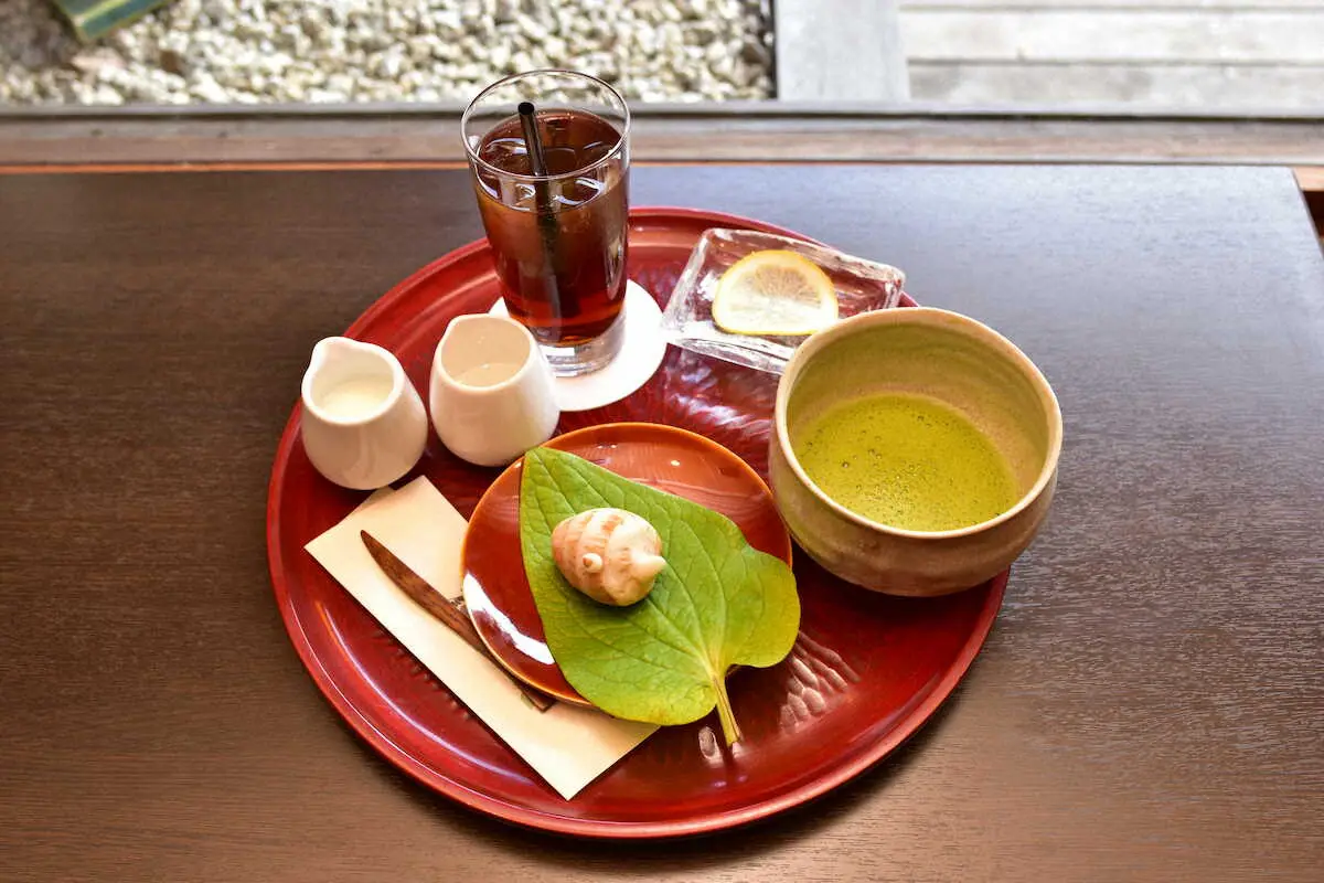 藤井王将の午後のおやつ、練り切りと抹茶、アイスレモンティー（日本将棋連盟提供）