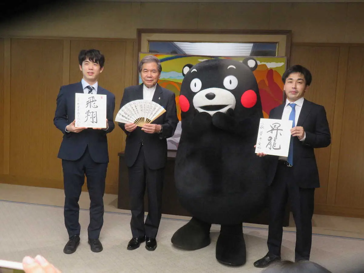 【画像・写真】藤井王将　50歳での現役を宣言　52年度に復旧完了する熊本城に「その時まで棋士として活躍できるよう」