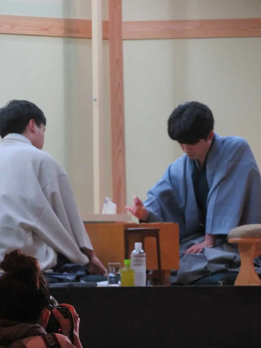 【画像・写真】藤井王将　史上初8冠、4棋戦独占へ“苦手棋戦”好発進　JT杯熊本対局に勝利　菅井八段を118手で下す