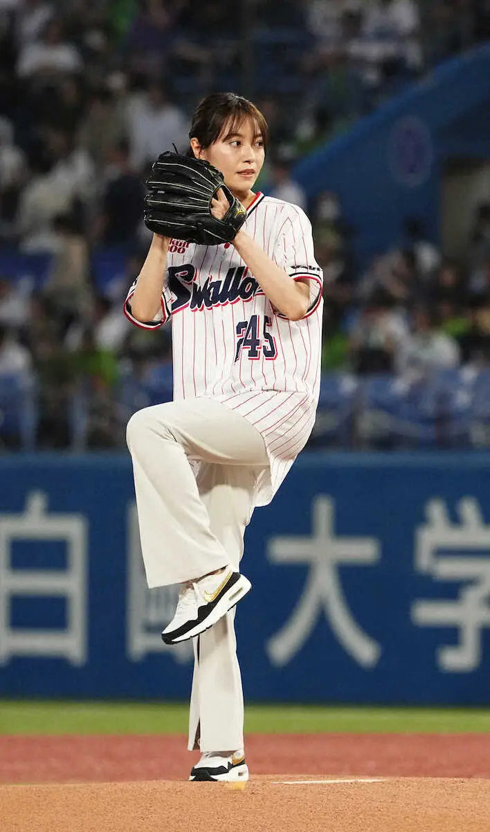【画像・写真】＜ヤ・広＞始球式をする田辺桃子（撮影・沢田　明徳）