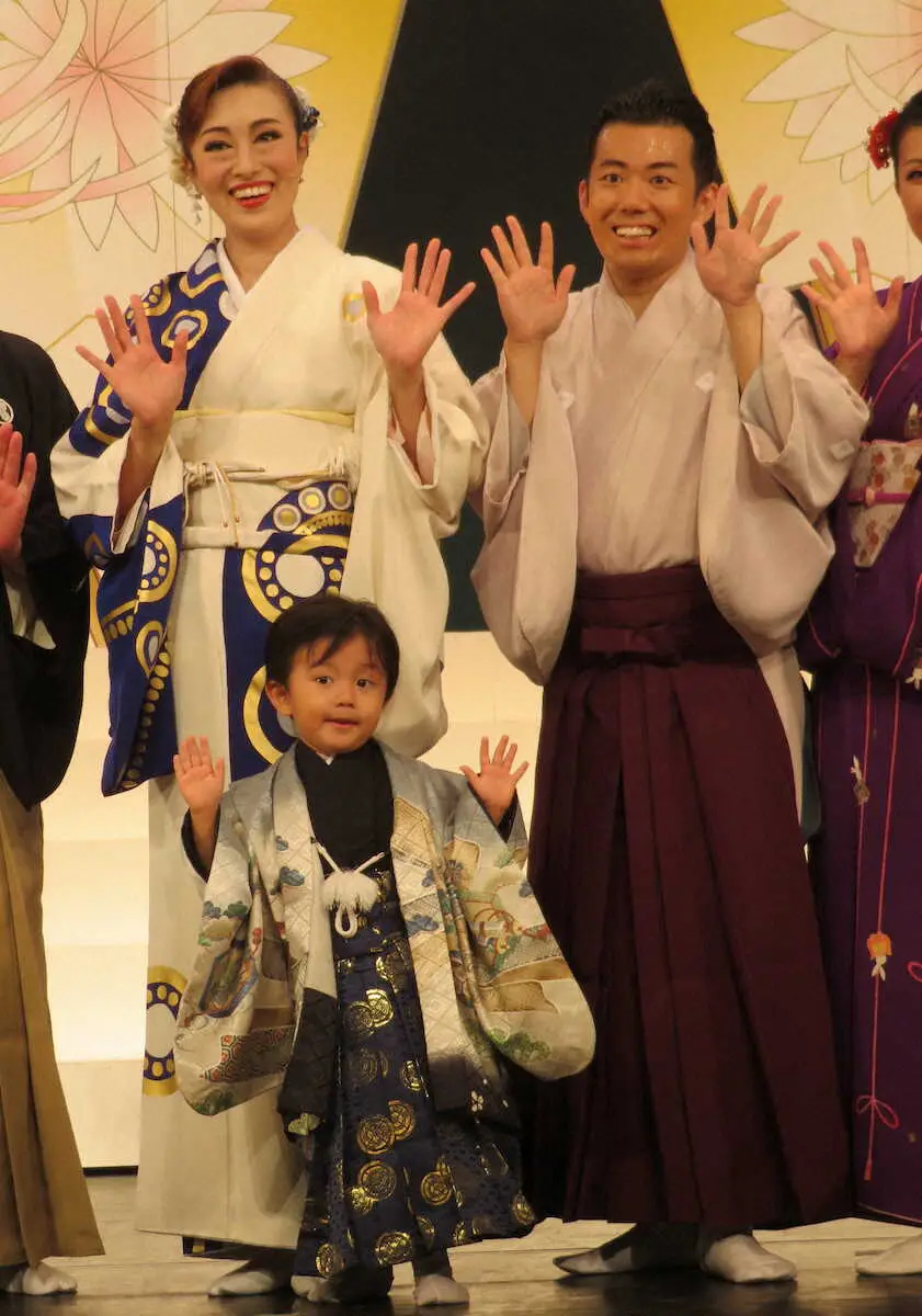 【画像・写真】藤山寛美のひ孫デビュー　3歳美治　母・北翔海莉、父・藤山扇治郎と“共演”