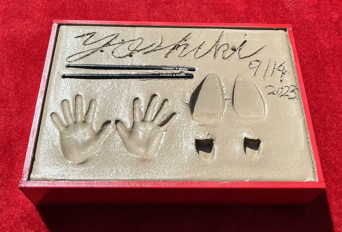 【画像・写真】YOSHIKI刻んだ“アメリカンドリーム”　ハリウッドに手形足形「この瞬間を母にささげたい」