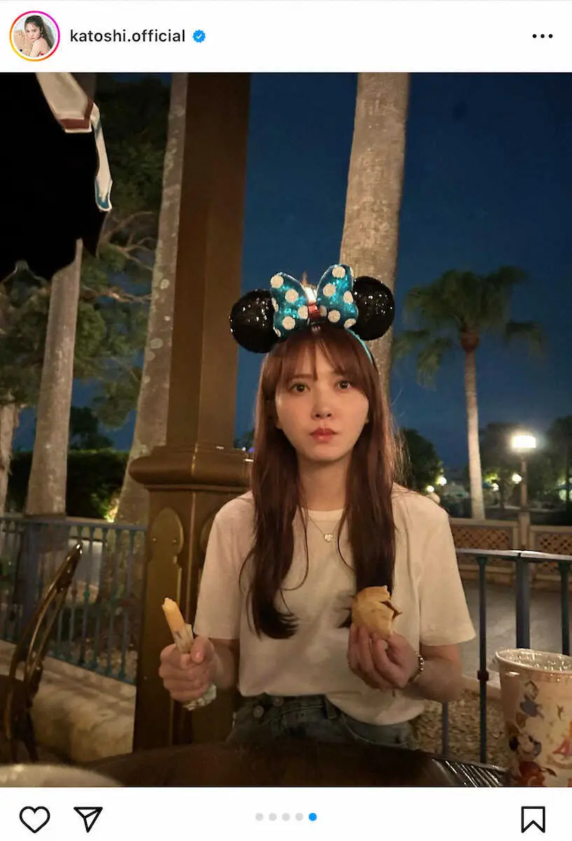 【画像・写真】なぜ真顔…？ディズニーシーで食事する加藤史帆。日向坂46・加藤史帆の公式インスタグラム（＠katoshi.official）から