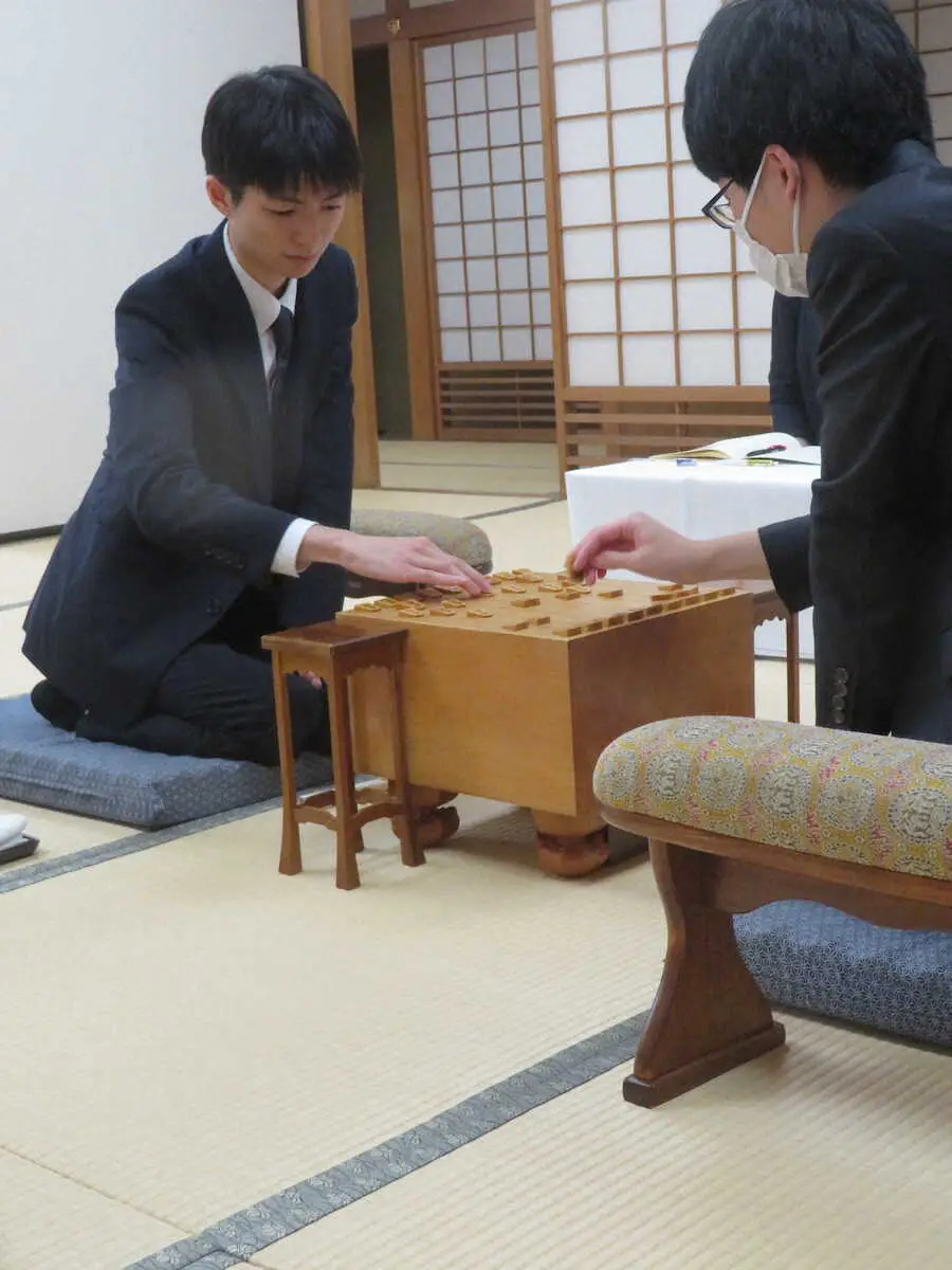 【画像・写真】上野四段、今世紀初！プロ入り翌日に初勝利　新人王戦第1局で今年度最高勝率で現役最年少棋士の弟弟子破る