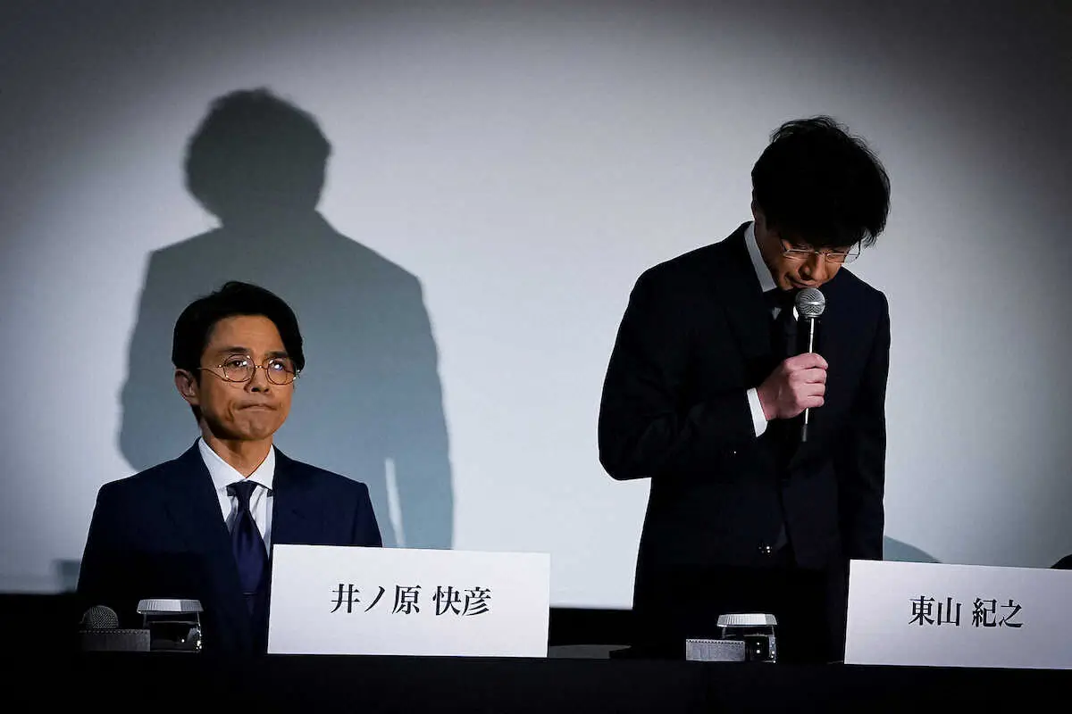 【画像・写真】会見の冒頭、頭を下げる東山紀之社長（左は井ノ原快彦副社長）（撮影・会津　智海）