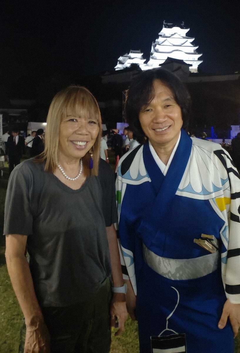 【画像・写真】姫路城をバックに、コシノミチコさん（左）と筆者　（筆者提供写真）