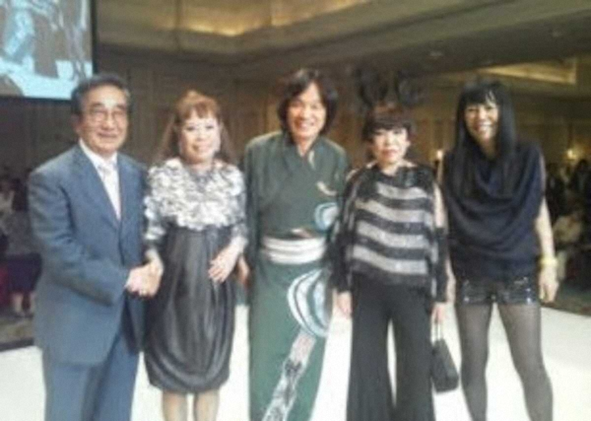 【画像・写真】（右から）コシノミチコさん、コシノジュンコさん、河内家菊水丸、コシノヒロコさん、大村崑（筆者提供写真）