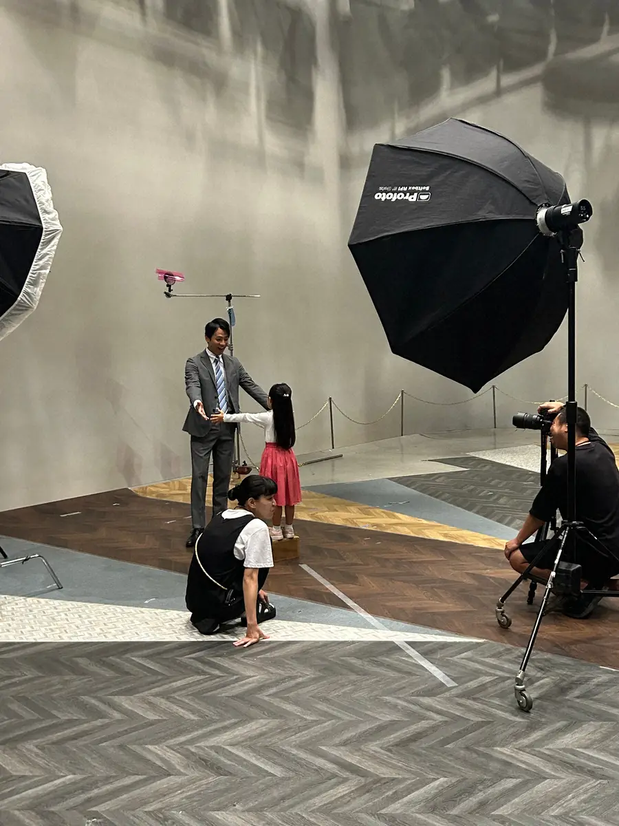 【画像・写真】ABC「news　おかえり」のポスターに「名子役」登場!　横山太一アナとの「息」もピッタリ