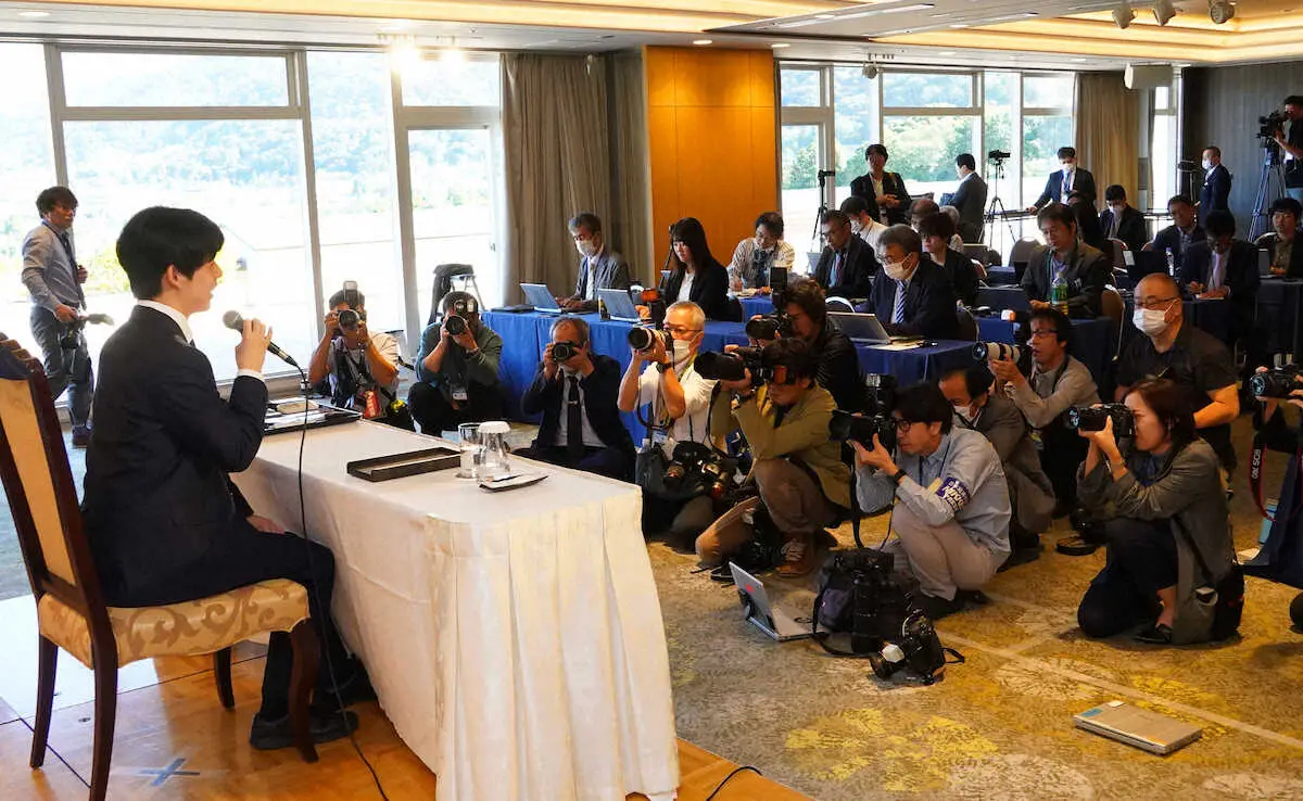 【画像・写真】藤井聡太8冠、王将戦勝って伝説へ「実力をつける。その上で面白い将棋を」　狙う大山15世名人超えV20