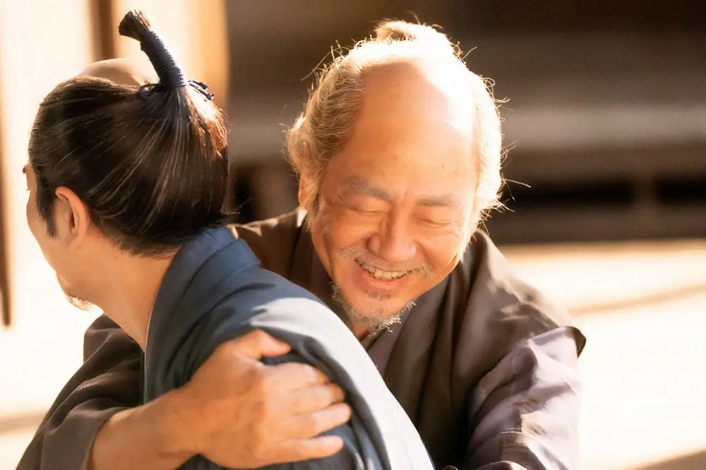 【画像・写真】大河ドラマ「どうする家康」第39話。酒井忠次（左衛門尉）（大森南朋・奥）は徳川家康（松本潤）を抱き締め「ここまで、よう耐え忍ばれましたな」――（C）NHK