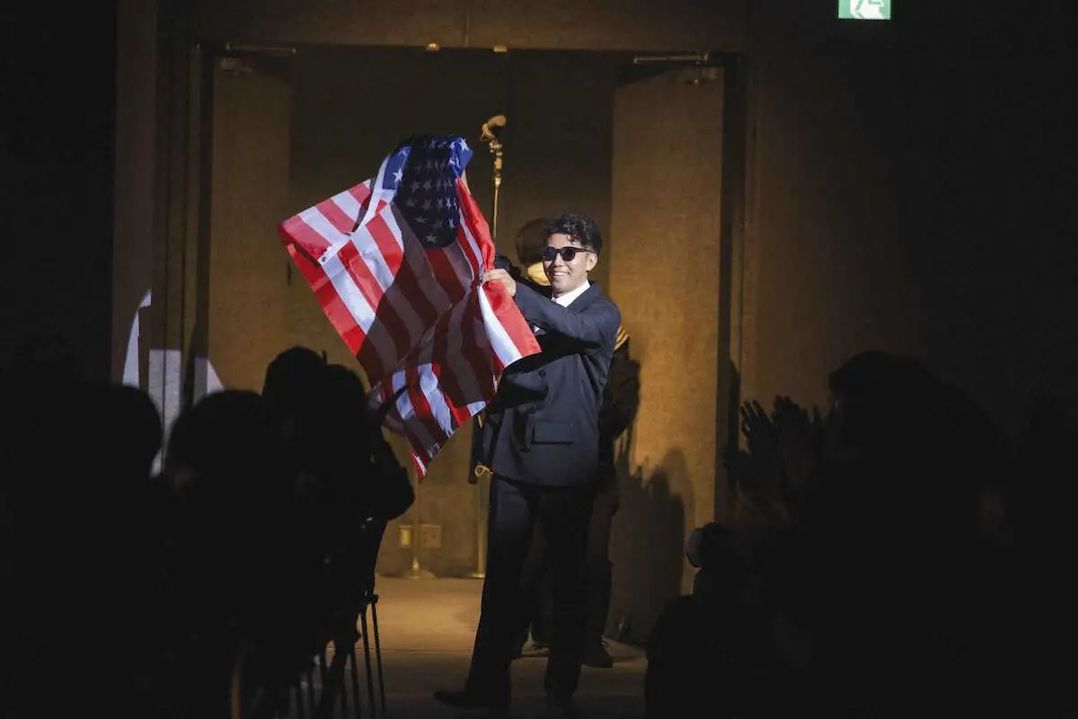 【画像・写真】ピース　6年ぶりお笑いライブで爆笑連発　綾部の“米仕込み”ハグに又吉「慣れてない！」