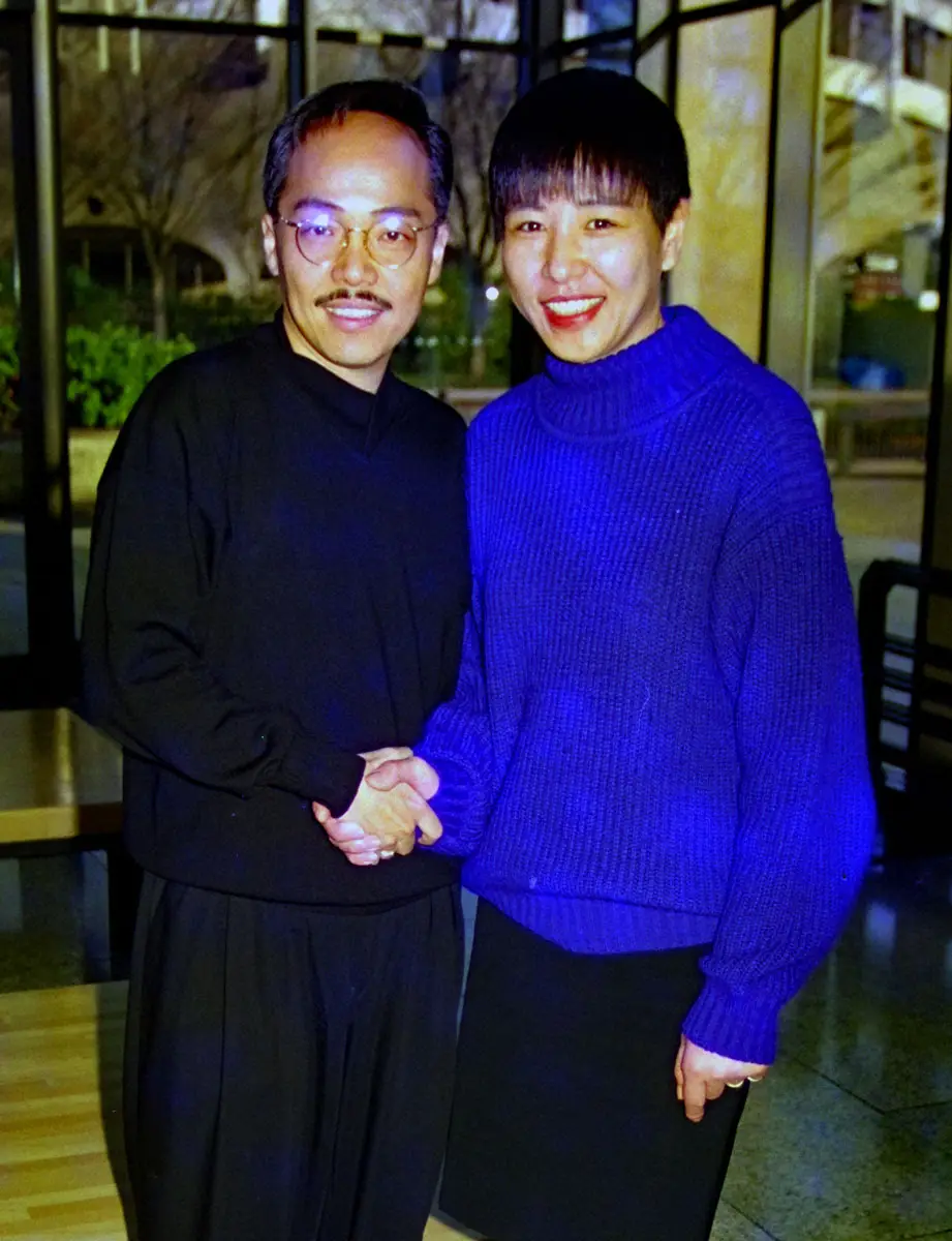 NHK紅白歌合戦、同じ大トリの谷村新司さん（左）と握手する和田アキ子（1991年12月30日撮影）