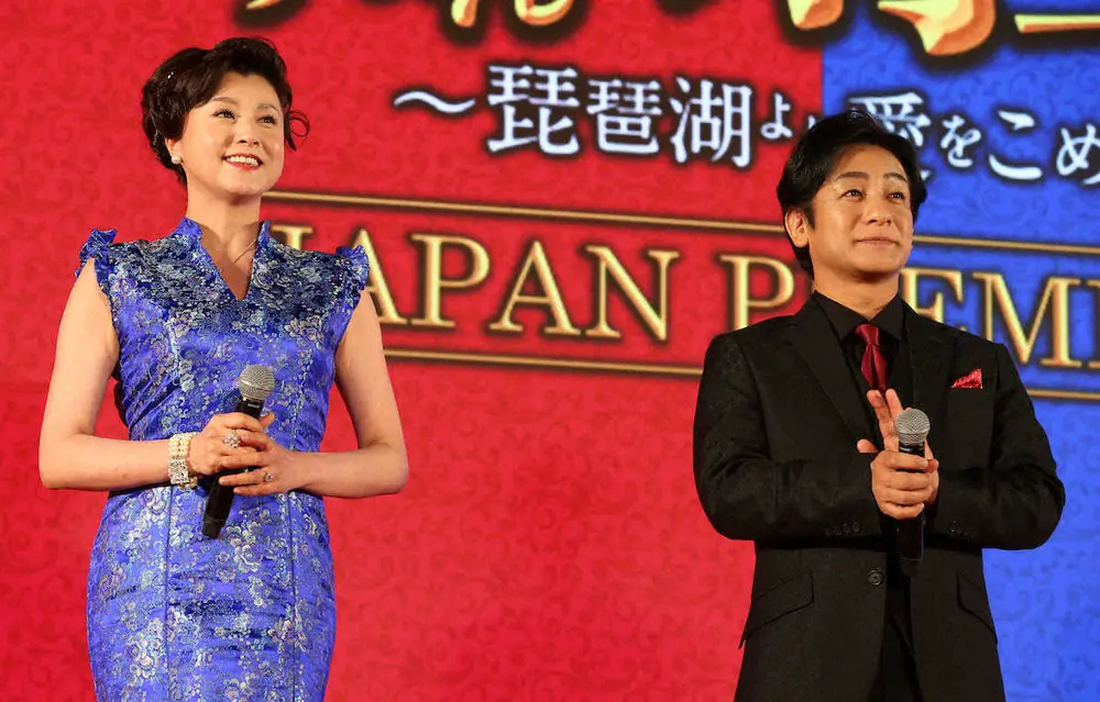 【画像・写真】片岡愛之助＆藤原紀香　初の夫婦共演ツーショット披露　紀香は背中ばっくり妖艶ワンピース姿