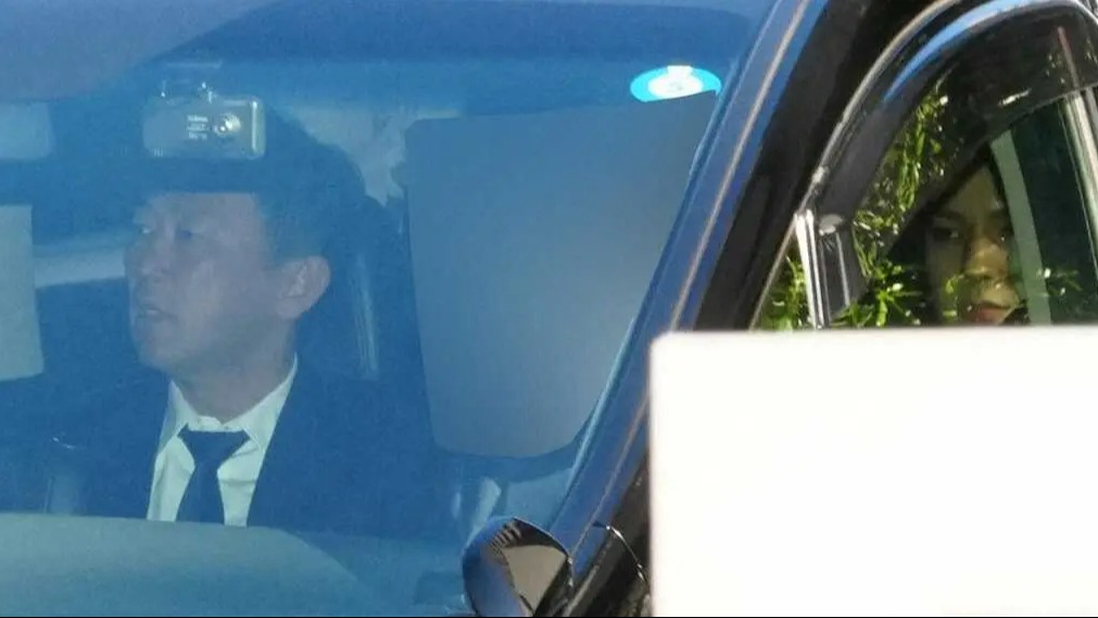 【画像・写真】ガーシー被告　閉廷後　証人出廷のカウアン氏とともに同じ車に乗り、裁判所を出る