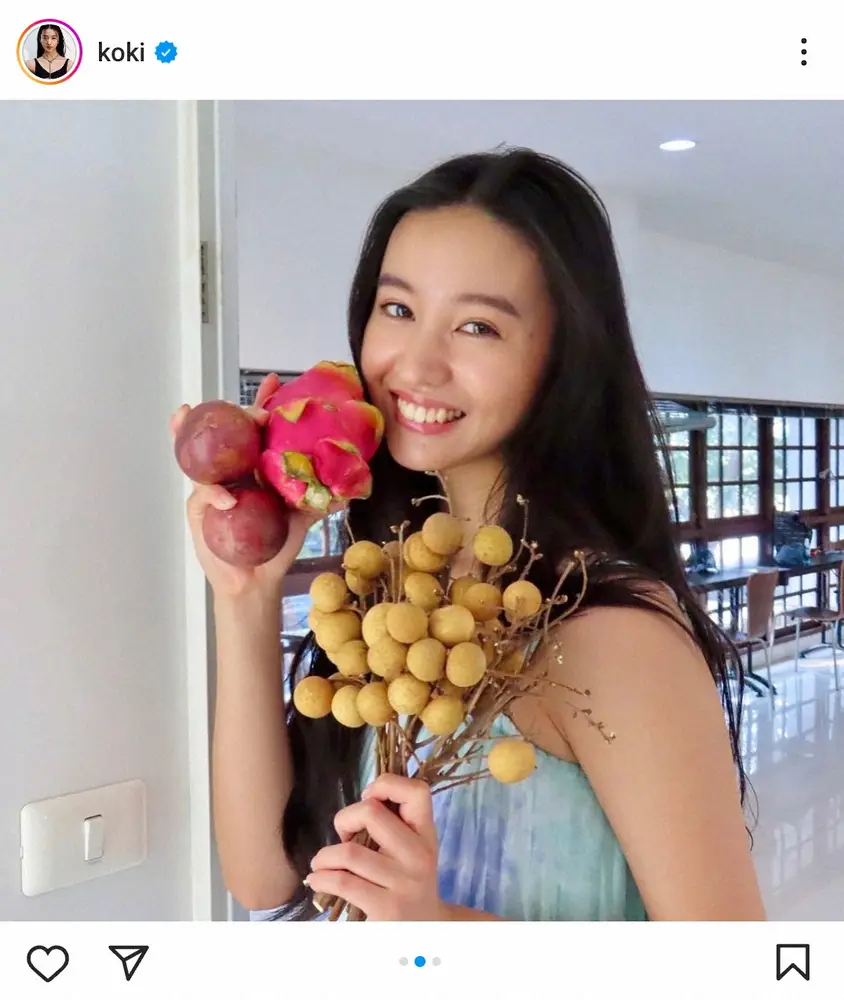 【画像・写真】Koki　タイでも旅先のルーティン実行「地元のフルーツを沢山食べました」南国フルーツを手に輝く笑顔