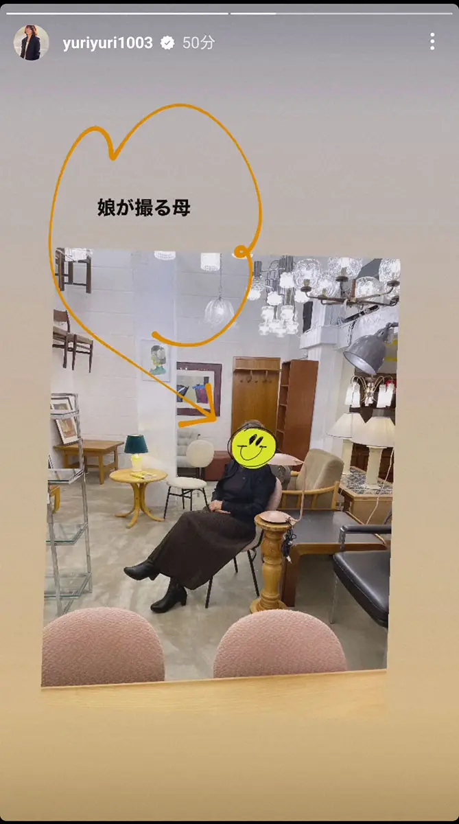 【画像・写真】石田ゆり子　母と実家の家具を買いに　おしゃれな店内で母と写真撮り合う姿も披露